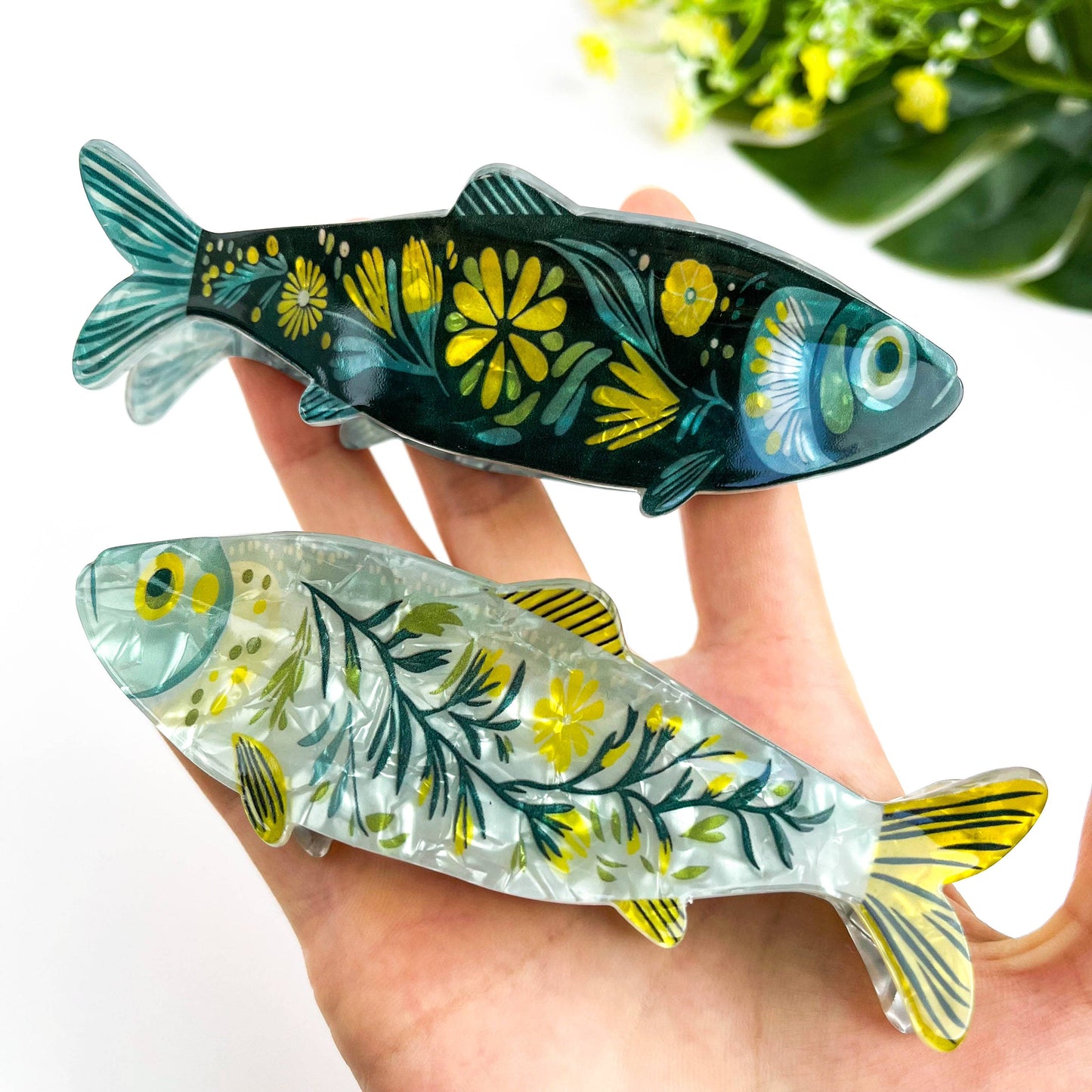 Green Sardine Hair Claw Clip with Seaweed Detail: White-D