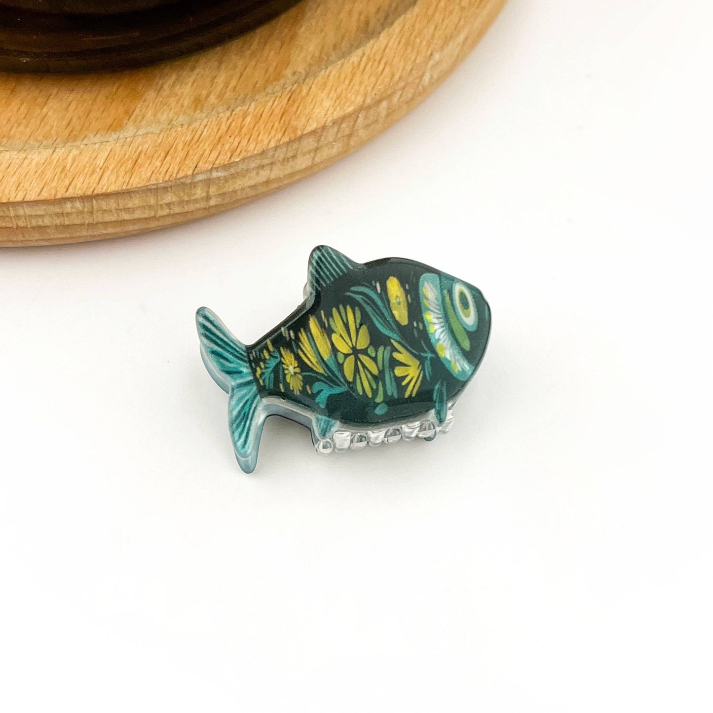 Green Sardine Hair Claw Clip with Seaweed Detail: White-D